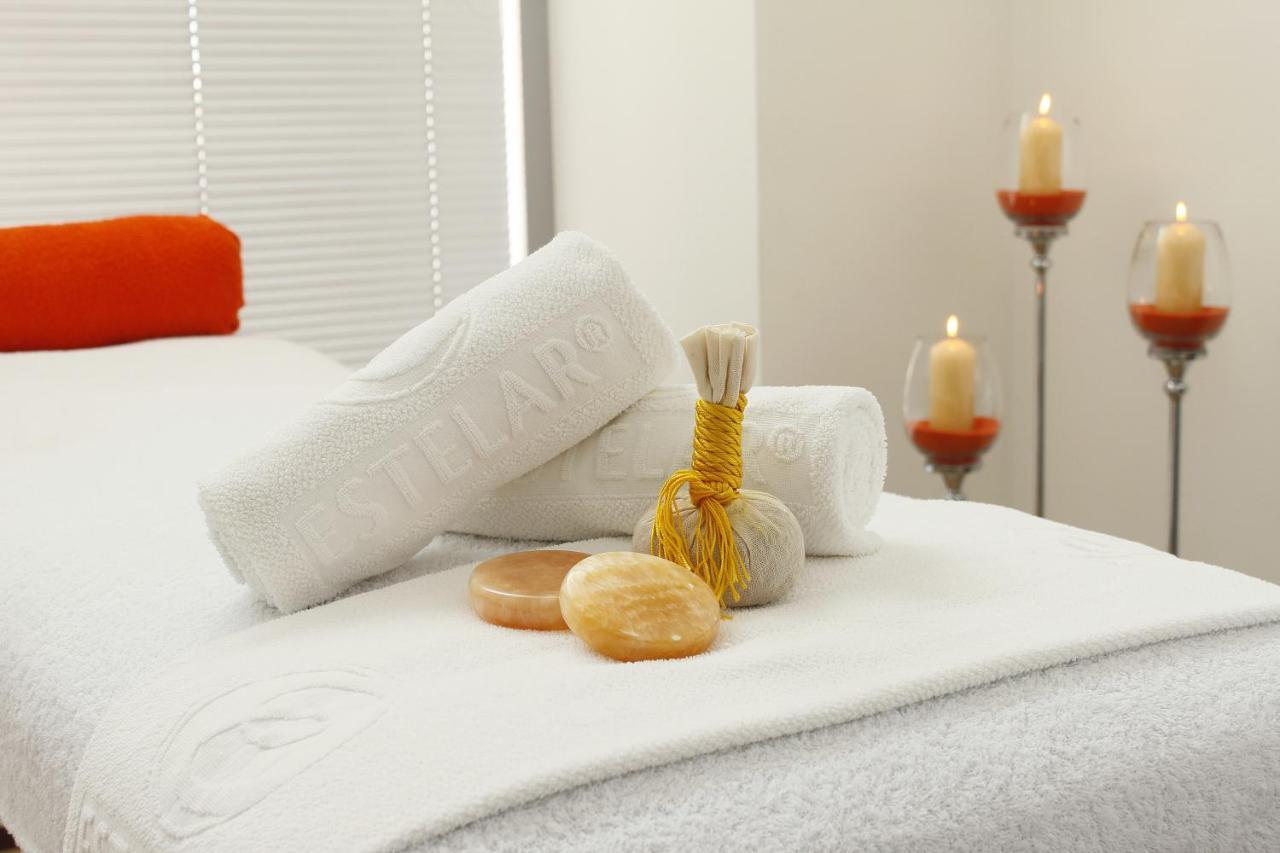 Estelar Alto Prado Barranquilla  Eksteriør billede A massage table with towels and massage stones