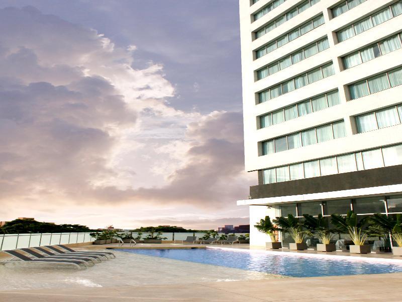 Estelar Alto Prado Barranquilla  Eksteriør billede The pool at the hotel